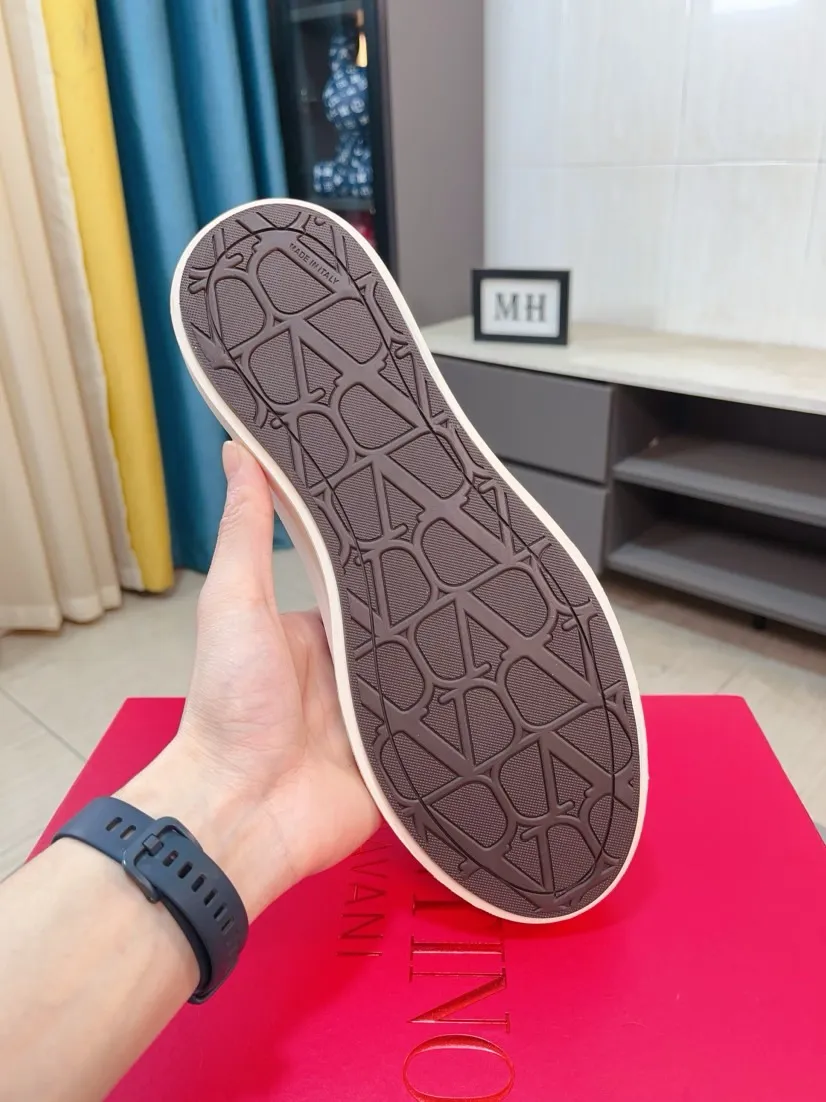 Men's shoes 💰500🌸🌸[Valentino] Couple model, official website 1:1 replica, fashionable casual men's shoes 🔜The upper is made of imported high-quality original special upper sheepskin lining, the upper foot is very stylish, personalized fashionable rubber wear-resistant outsole, size: 35-44 (45 can be customized)